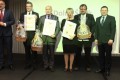 Pamiątkowe zdjęcie laureatów i organizatorów. Od lewej: marszałek Cezary Przybylski, prezydent Świdnicy Wojciech Murdzek, burmistrz Trzebnicy Marek Długozima, Dyrektor Wydziału Zdrowia w UM Wrocław Joanna Nyczak, Dariusz Szrejder rzecznik ds. rodziny w UM