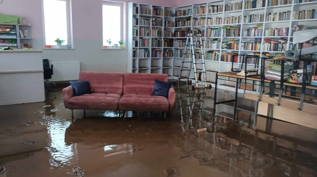 Zbiórka na rzecz zniszczonej biblioteki w Żelaźnie